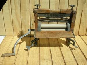 lot 65 image: Antique Wringer Washer