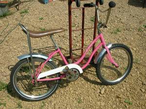 lot 78 image: Vintage Pink Schwinn Girls Bicycle