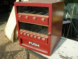 lot 6 image: Vintage Countertop Vending Machine