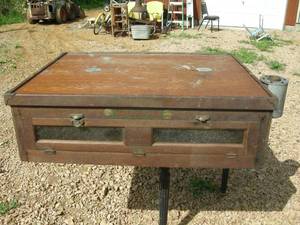 lot 92 image: Antique Super Hatcher Incubator Box