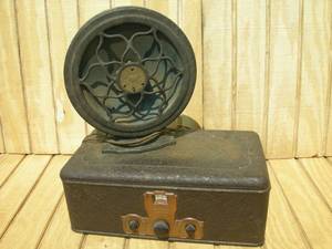 lot 117 image: Antique Crosley Showbox With Dynacone Speaker