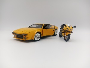 1985 De Tomaso Pantera & Honda CBR2 500 RR Motorcycle 118 Scale