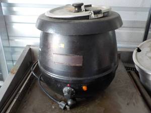 lot 3 image: large soup kettle...