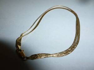 lot 9 image: Gold Bracelet