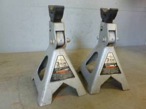 lot 26 image: Jack Stands