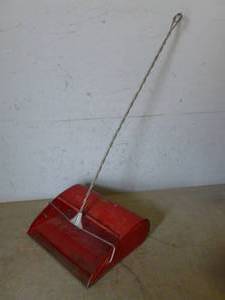 lot 40 image: Vintage Dustpan