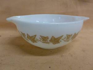 lot 89 image: Vintage Pyrex