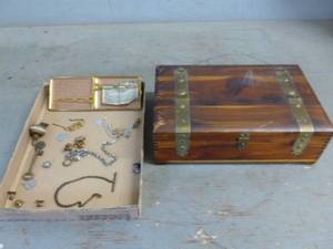 lot 160 image: Vintage Jewelry Box