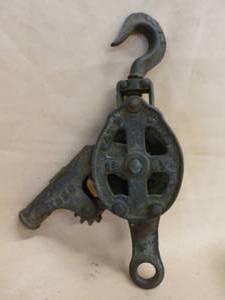 lot 198 image: Antique Barn Pulley