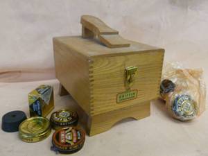 lot 236 image: Vintage Shoe Shine Kit