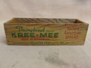 lot 324 image: Vintage Cheese Box