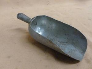 lot 331 image: Vintage Flour Scoop