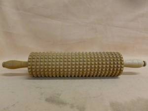 lot 363 image: Vintage Lefse Rolling Pin