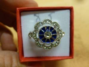 lot 371 image: Ladies Ring