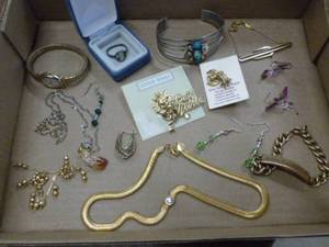 lot 386 image: Jewelry