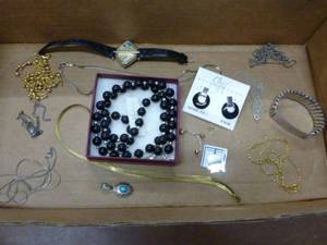 lot 387 image: Jewelry
