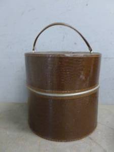 lot 418 image: Vintage Hat Box