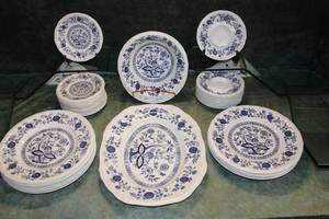 lot 2 image: Kensington Stafford Coventry Blue Ironstone England Plates & Serving Pieces