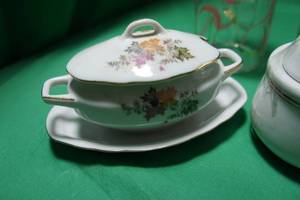 lot 144 image: Motley Mix of Collectible Kitchenware