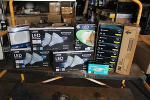 lot 10 image: LARGE Lot of LED Light Bulbs