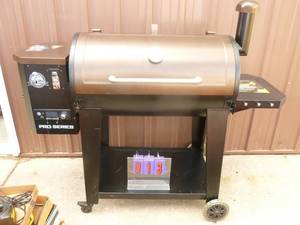 Pitboss pellet grill. Good used condition. Has replacement grates. Tested & works. As shown.
