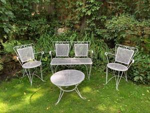lot 92 image: Metal patio furniture