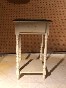 lot 116 image: Side Table  with shelf