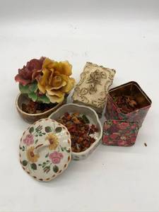 lot 305 image: &nbspAssorted Rose Themed Vintage Ceramic Trinket Boxes