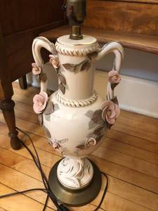 lot 152 image: Capodimonte Italian Porcelain lamp