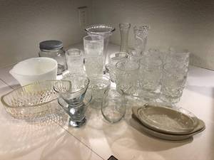 lot 313 image: Assortment of Glassware