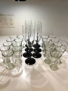 lot 314 image: Assortment of GLassware