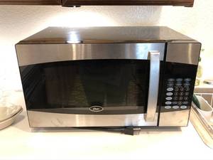 lot 315 image: Oster Microwave