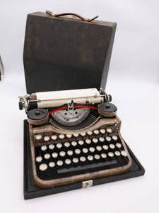 lot 3 image: Antique 1920s Underwood typewriter