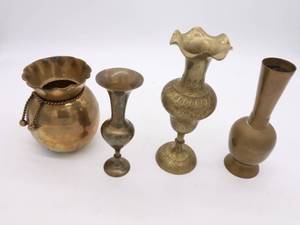 lot 22 image: Lot of brass vases
