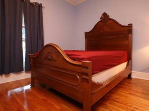 lot 138 image: Elegant 1800s Hand Carved Full Bed