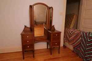 lot 150 image: Early 1900s Antique Dove tailed vanity
