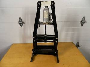 lot 16 image: 6 Ton Benchtop Hydraulic Press