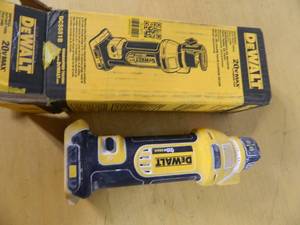 lot 52 image: Dewalt 20 Volt Drywall Cutout Tool