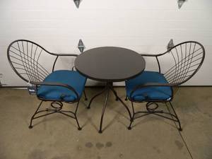 lot 66 image: New Patio Bistro Set