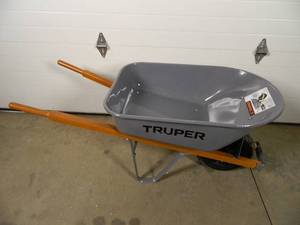 lot 68 image: New Truper Wheelbarrow