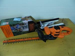 lot 78 image: Black and Decker 17 inch Electric Hedge Trimmer