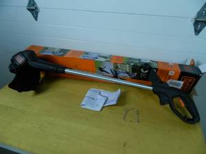 lot 79 image: Black and Decker Weed Wacker  String Trimmer