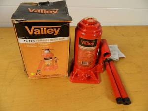 lot 132 image: New 10 Ton Hydraulic Bottle Jack