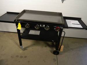 lot 22 image: New Blue Rhino Razor Flat Top Gas Griddle