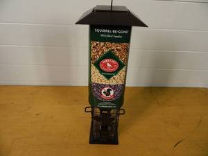 lot 190 image: New Perky pet Suirrel Be Gone Bird Feeder