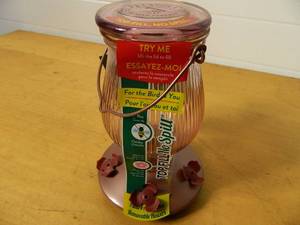 lot 194 image: New Perky Pet Top-Fill Hummingbird Feeder