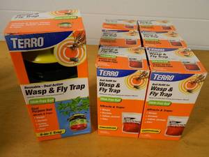 lot 208 image: New Wasp & Fly Trap with 6 Bait Refills
