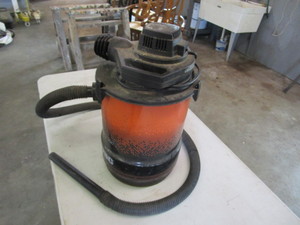 lot 28 image: 6 gal. Shop Vac
