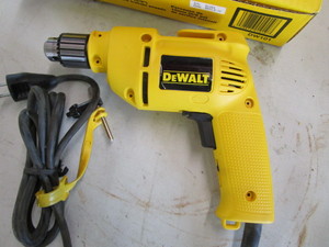 lot 32 image: DeWalt & Black & Decker Drills