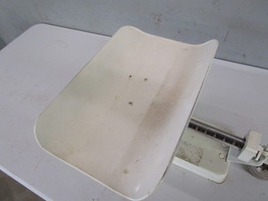 lot 142 image: Vintage Baby Scale